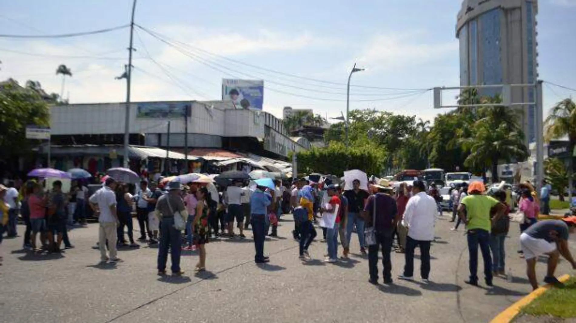 Acapulco - maestros ceteg bloquean el la costera 